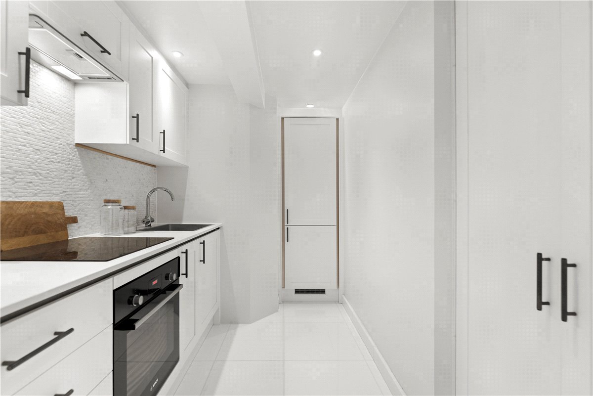 2 bedroom Flat, Cadogan Square, Chelsea, SW1X - Available, Image 15