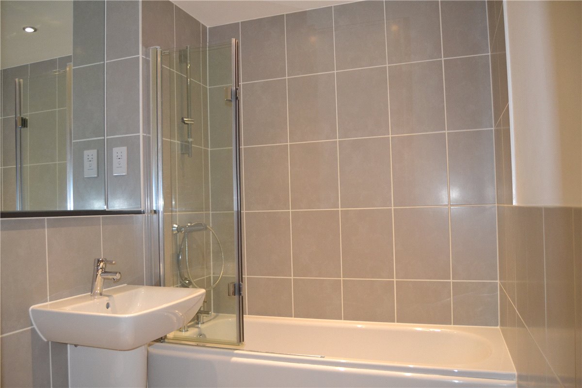 2 bedroom Flat, Racecourse Road, Newbury, RG14 - Available, Image 4
