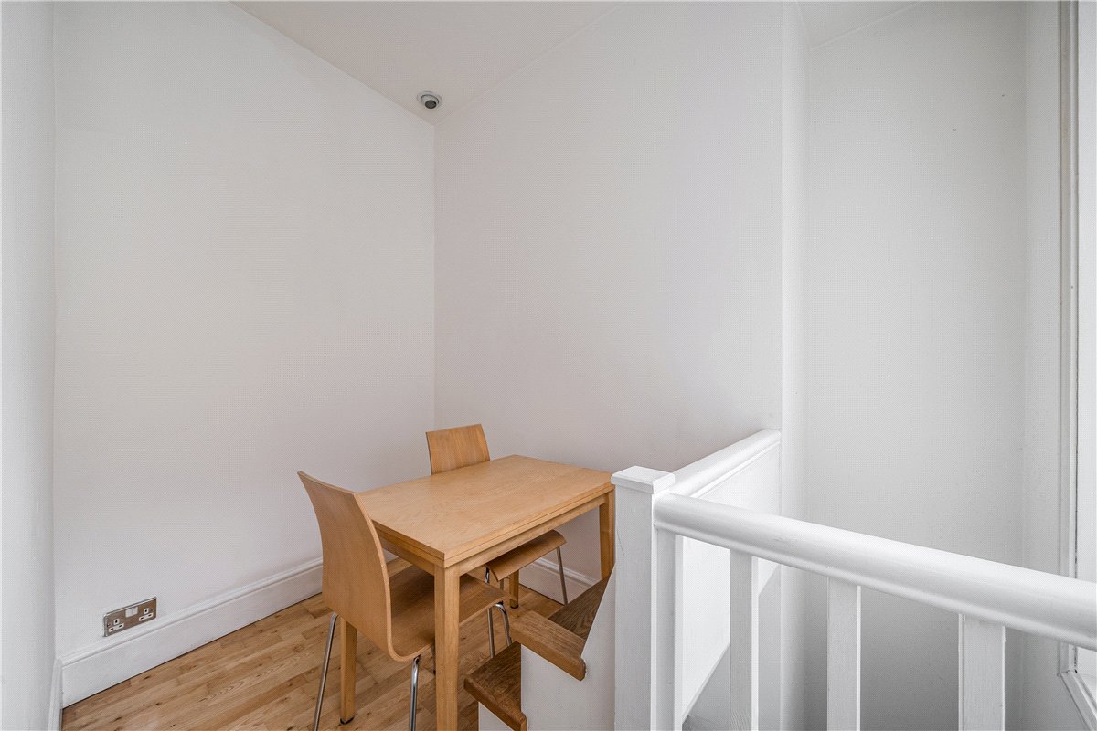 2 bedroom Maisonette, Vineyards, Bath, BA1 - Available, Image 2