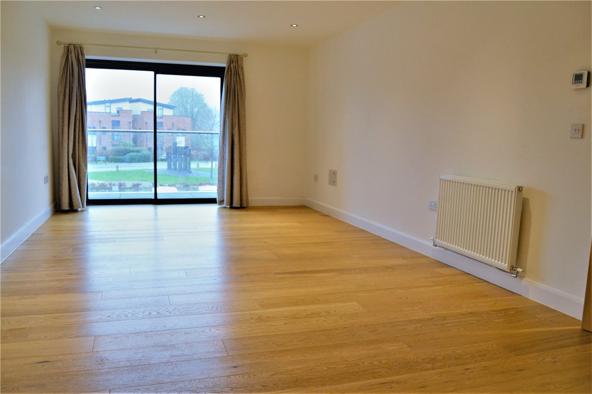 2 bedroom Flat, Racecourse Road, Newbury, RG14 - Available, Image 2