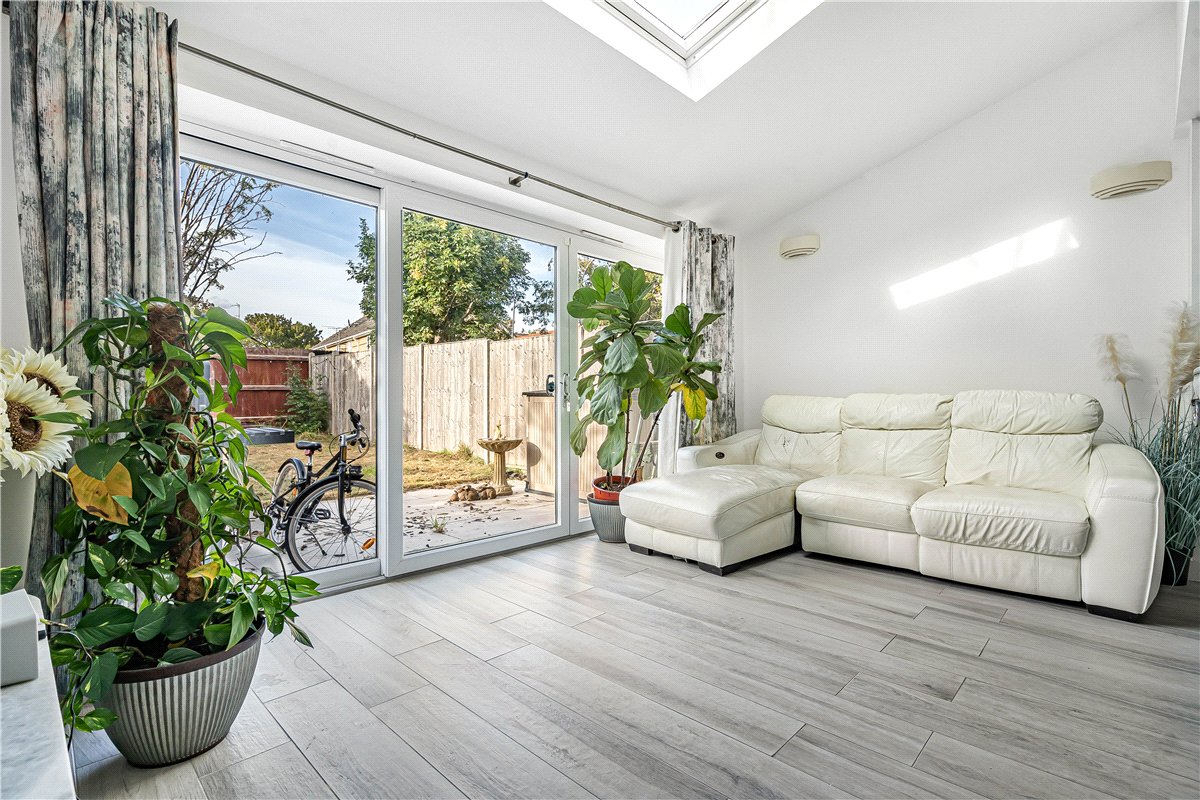 3 bedroom House, Moore Close, Cambridge, CB4 - Available, Image 2