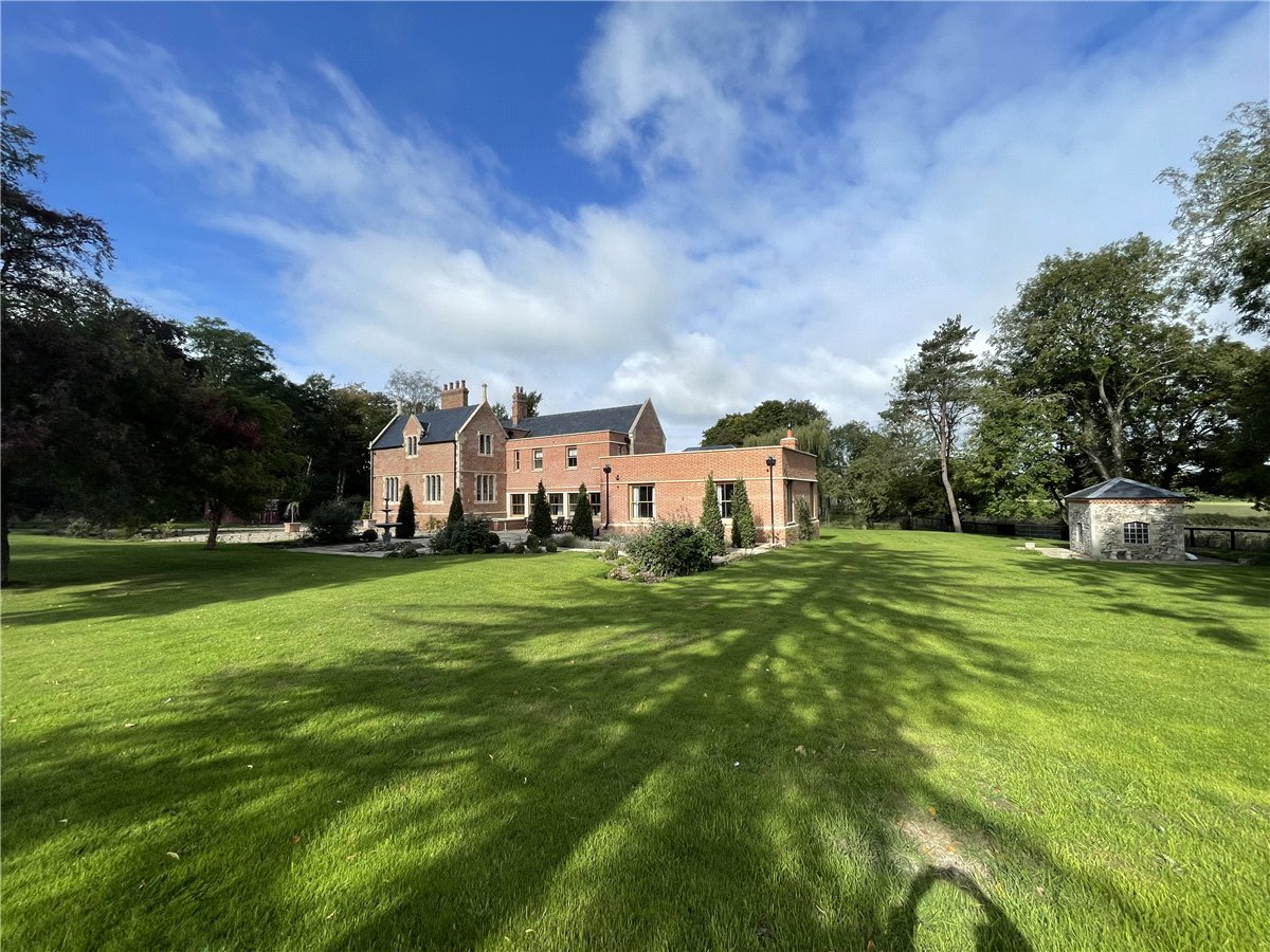 6 bedroom House, Newmarket Road, Kirtling, CB8 - 