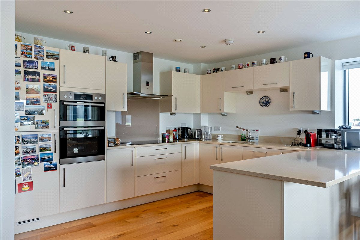 2 bedroom Flat, Kingman Way, Newbury, RG14 - Available, Image 4