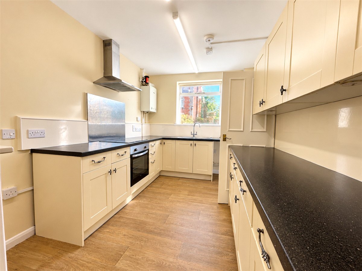 3 bedroom House, Eastgate Street, Winchester, SO23 - Available, Image 2