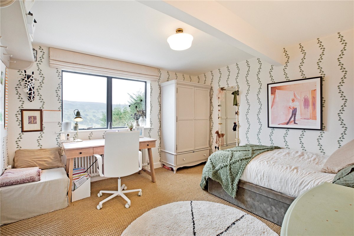 5 Bedroom Single Family Home/House's Image 4