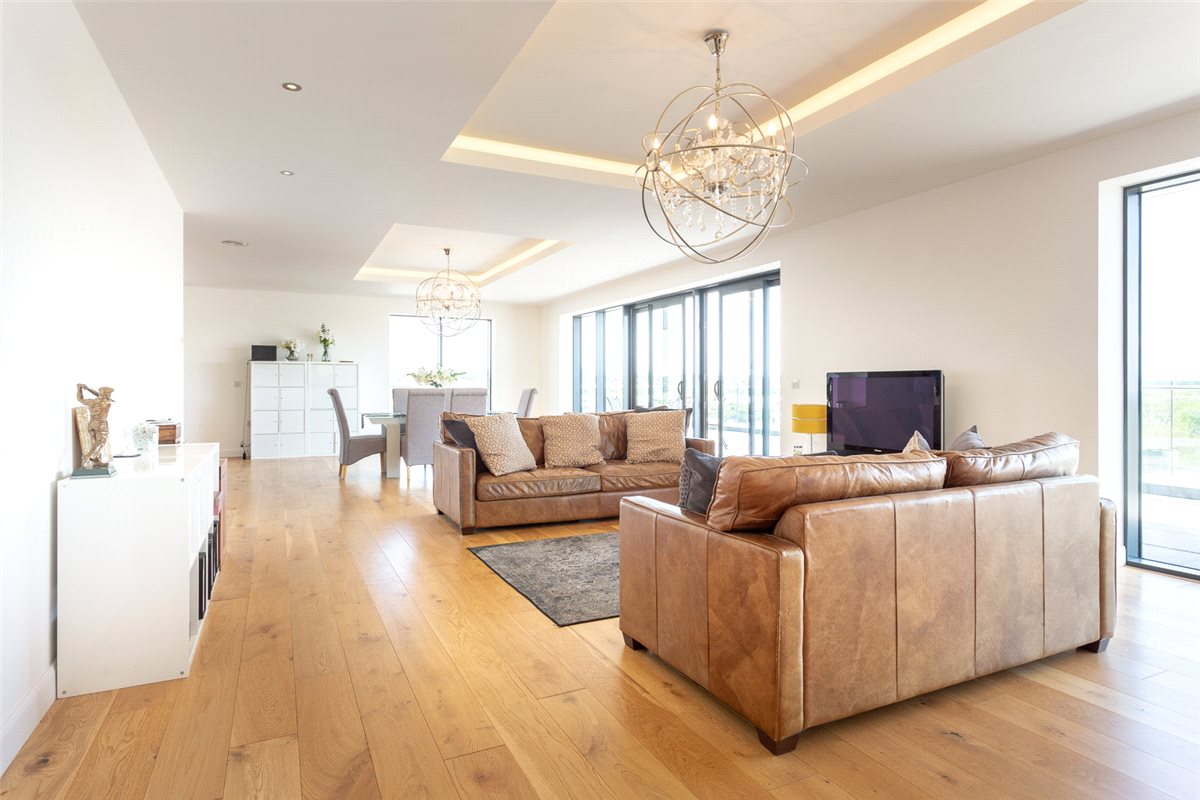 3 bedroom Flat, Racecourse Road, Newbury, RG14 - Available, Image 2