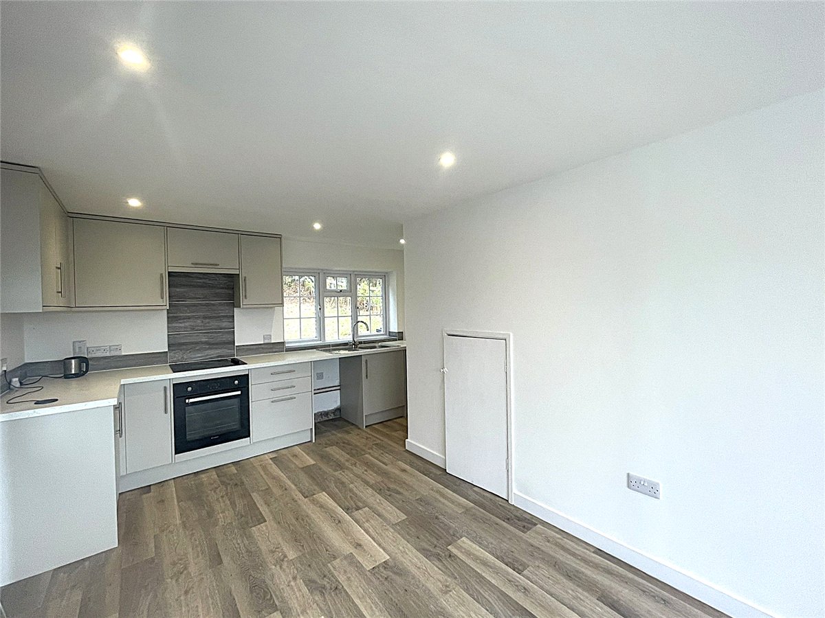 3 bedroom House, Overton, Basingstoke, RG25 - Available, Image 1