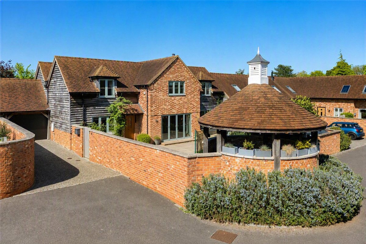 5 bedroom Barn Conversion, Pearce Courtyard, Oakley, HP18 - Available