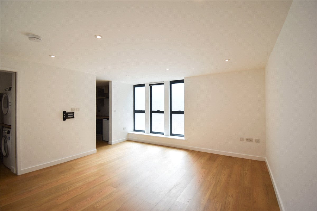 1 bedroom Flat, Wellington Court, Wellington Street, CB1 - Available, Image 2