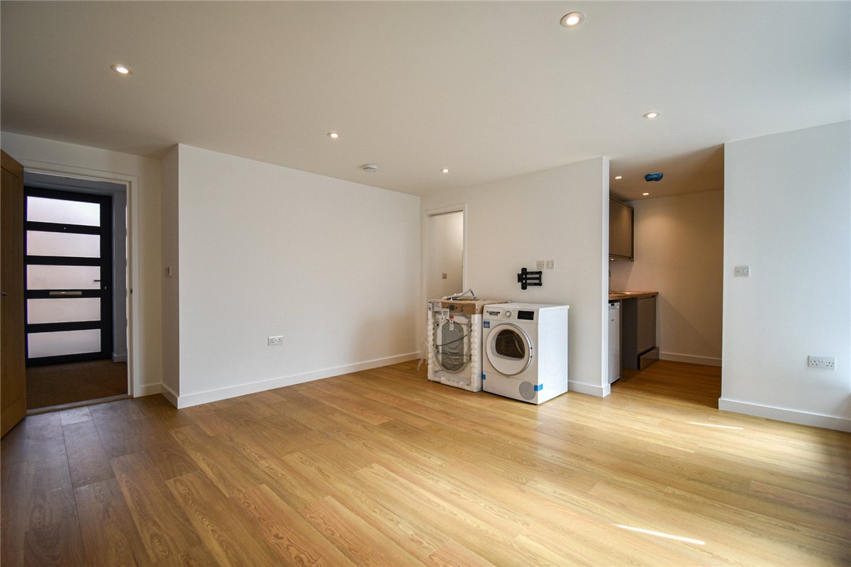 1 bedroom Flat, Wellington Court, Wellington Street, CB1 - Available, Image 2