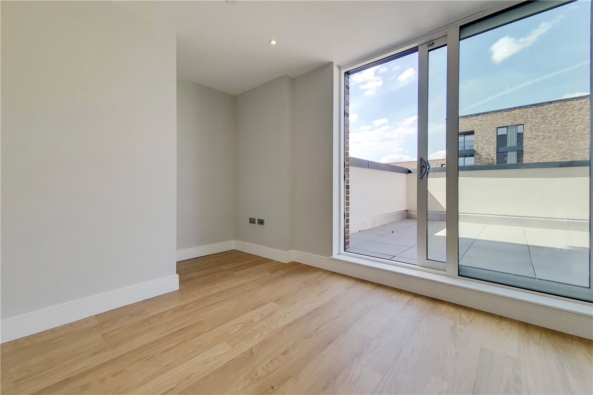 3 bedroom Flat, Greyhound Parade, Wimbledon Grounds, London, SW17 - , Image 2