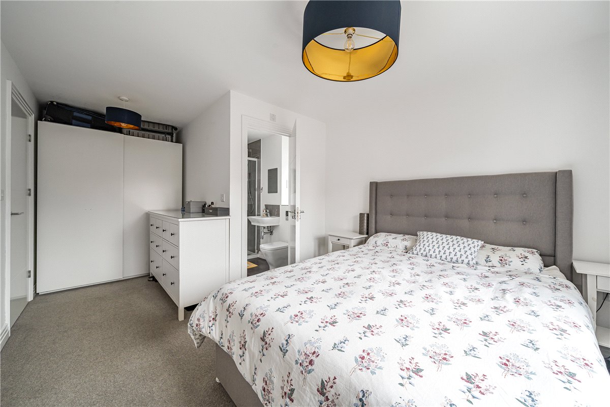 3 bedroom House, Fearnley Close, Glebe Farm, MK17 - , Image 9