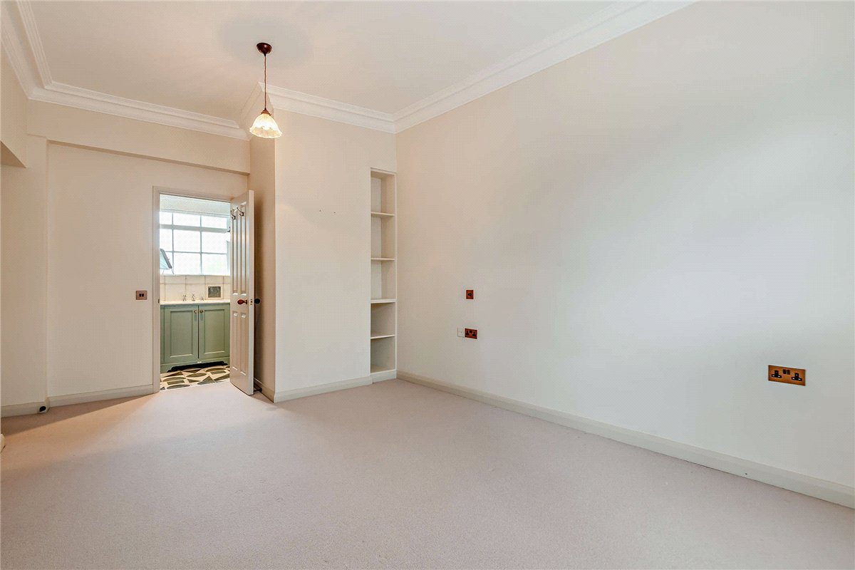 3 bedroom House, Phoenix Court, Kingsclere, RG20 - Available, Image 7