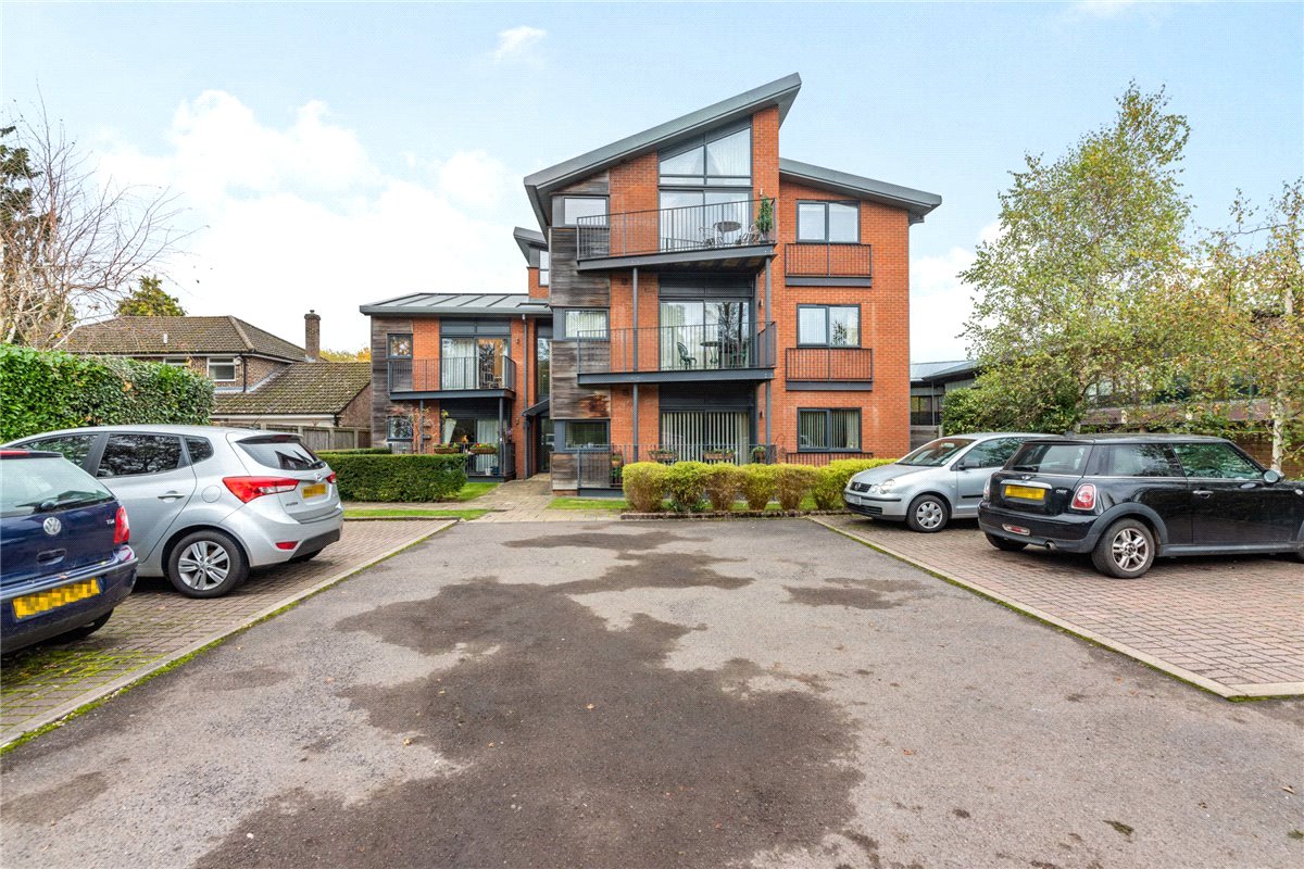 2 bedroom Flat, Old Bath Road, Newbury, RG14 - Under Offer, Image 2
