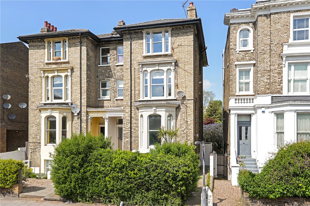 2 bedroom Flat, North Side Wandsworth Common, London, SW18 - Available