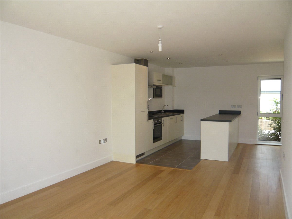 2 bedroom Flat, Park Way, Newbury, RG14 - Available, Image 2