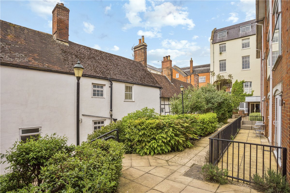 2 bedroom Flat, High Street, Marlborough, SN8 - Available, Image 7