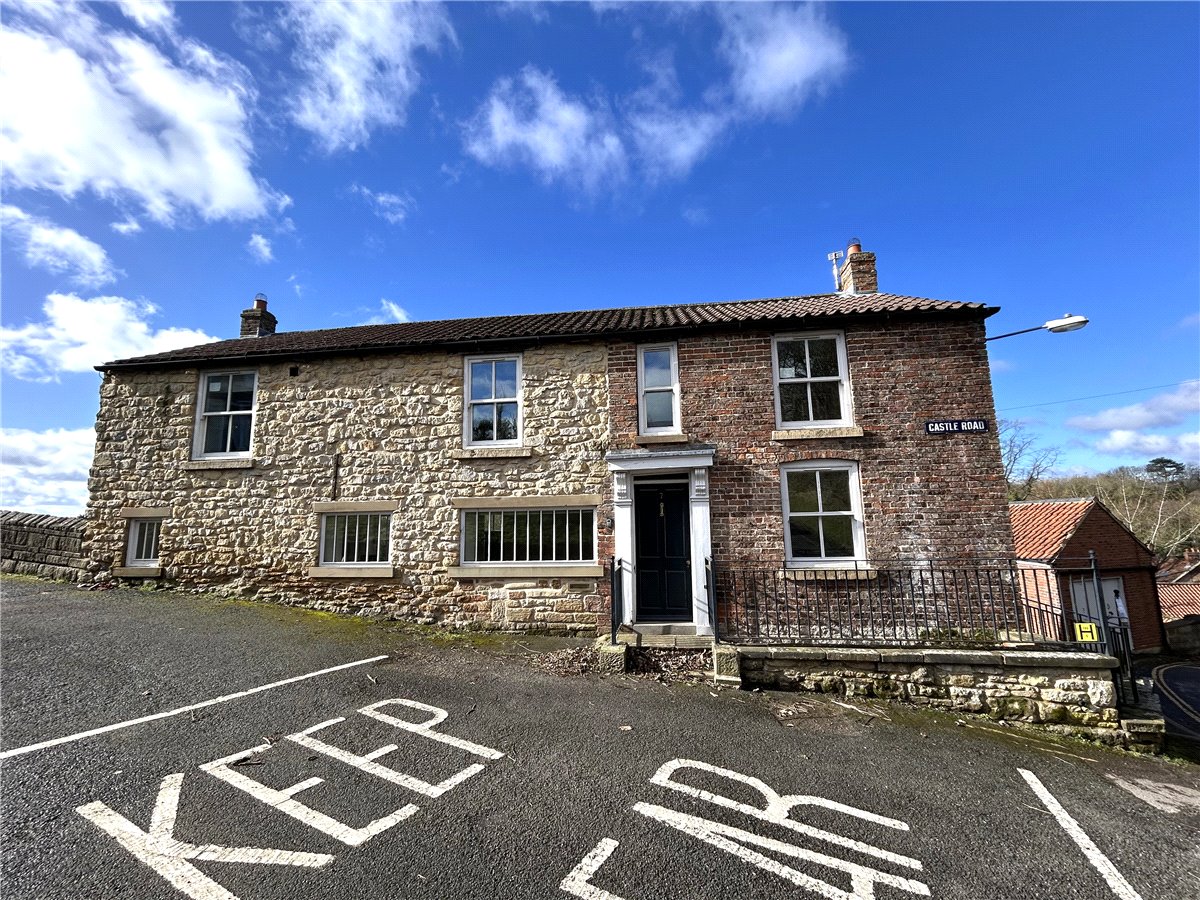 4 bedroom House, Castle Road, Pickering, YO18 - 