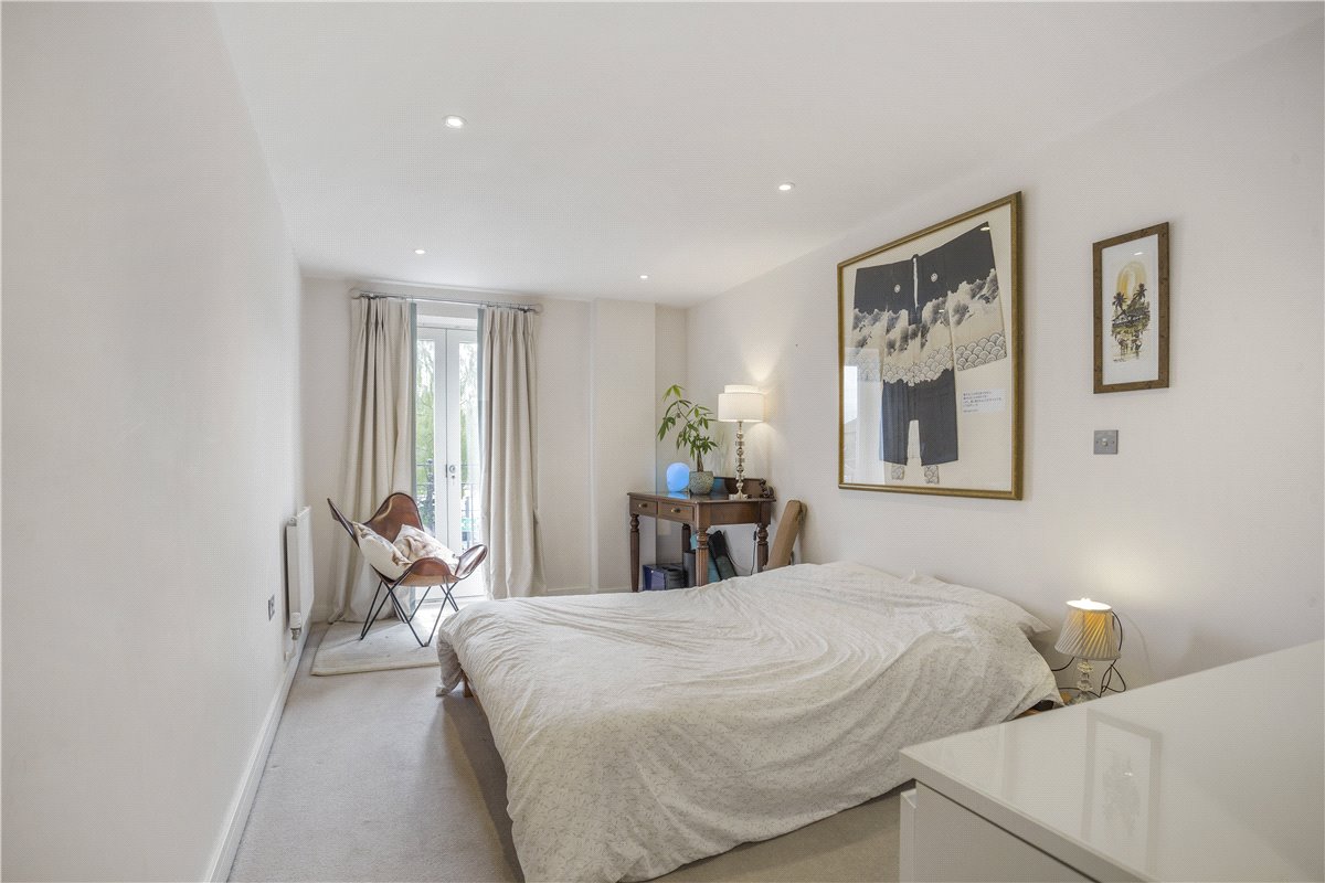 2 bedroom Flat, High Street, Marlborough, SN8 - Available, Image 5