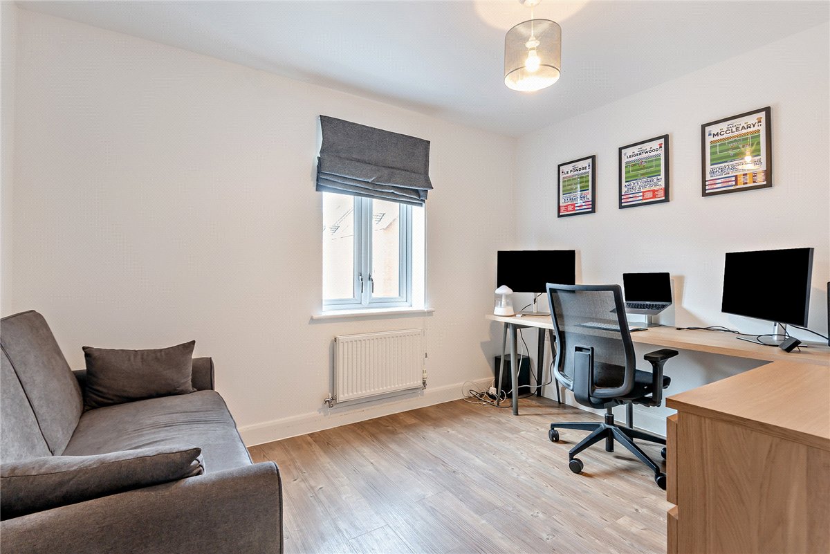 2 bedroom Flat, Carpenters Close, Newbury, RG14 - Available, Image 13