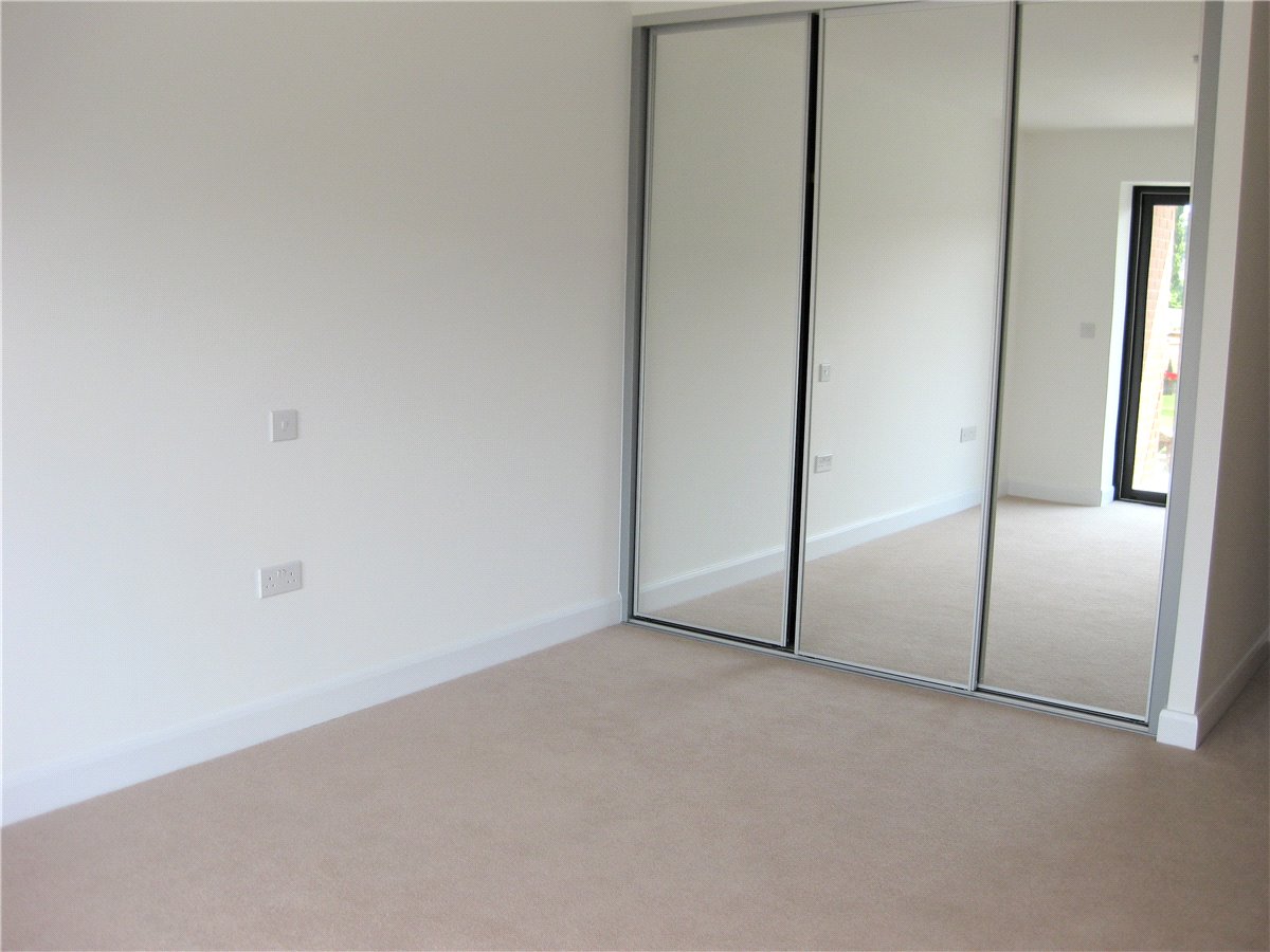 2 bedroom Flat, Racecourse Road, Newbury, RG14 - Available, Image 5
