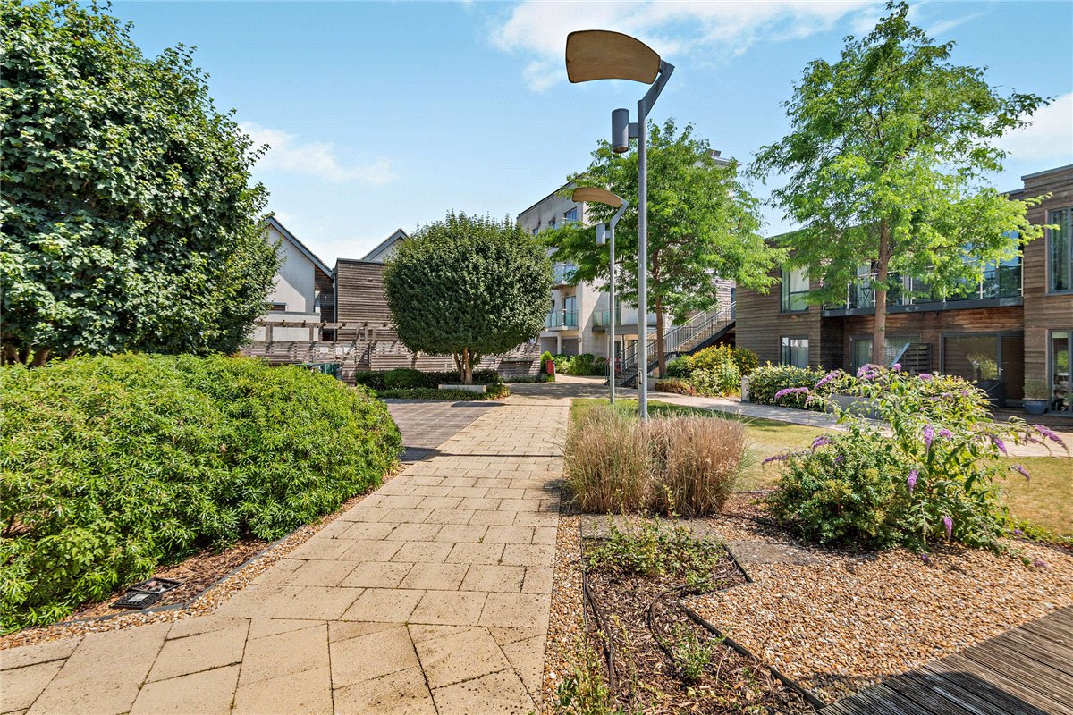 2 bedroom Flat, Park Way, Newbury, RG14 - Available, Image 2