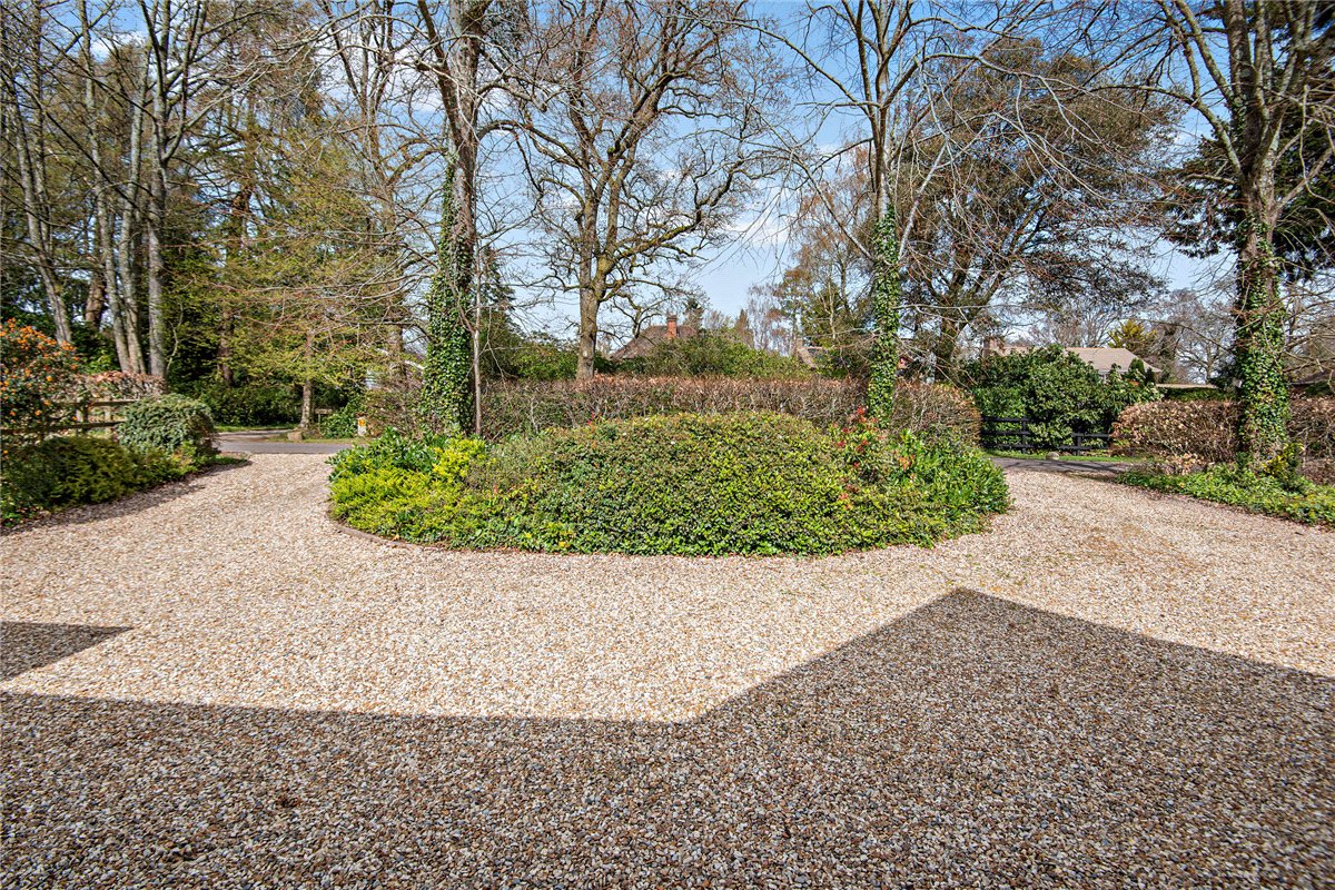 4 bedroom House, Garden Close Lane, Newbury, RG14 - Available, Image 1