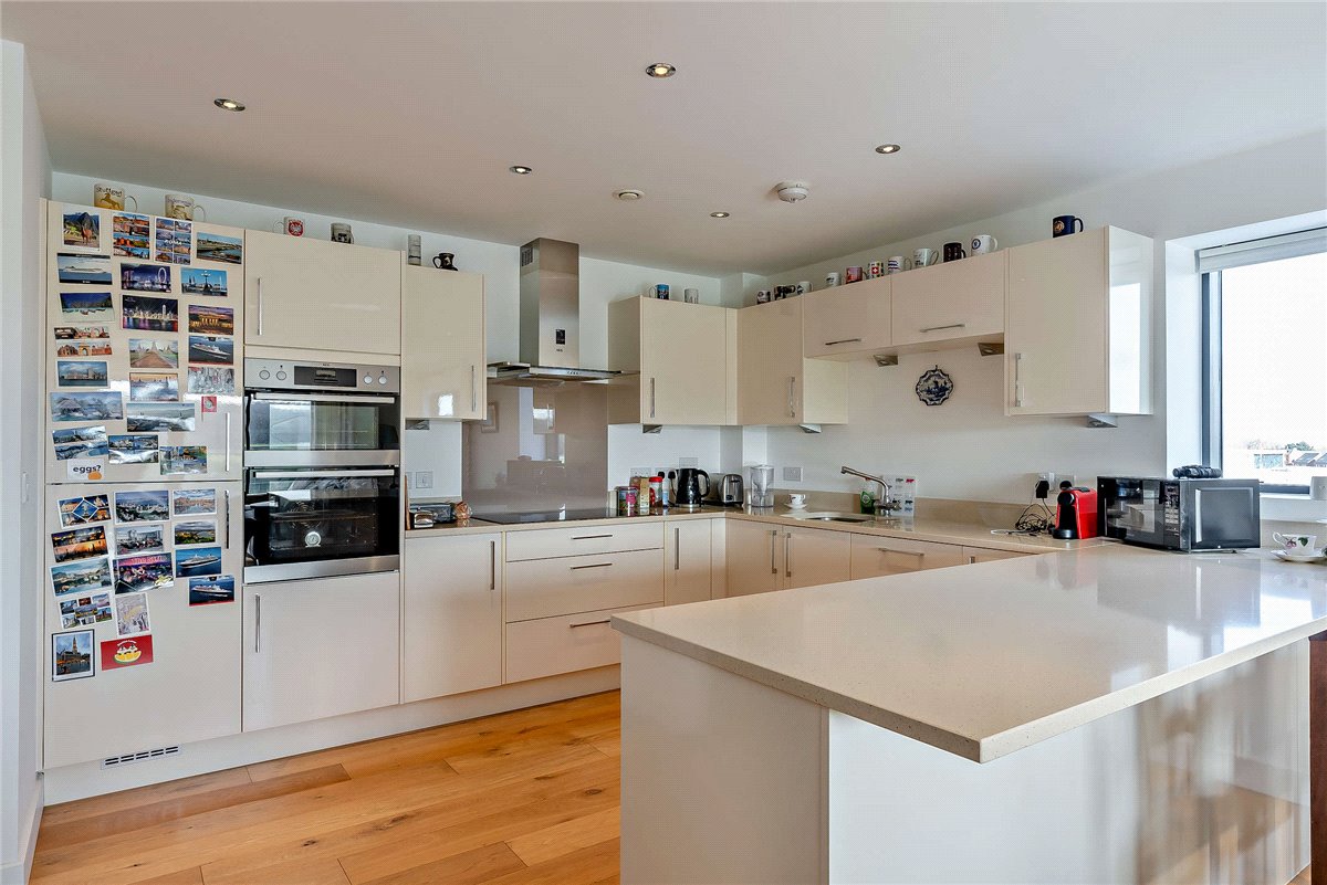 2 bedroom Flat, Kingman Way, Newbury, RG14 - Available, Image 7