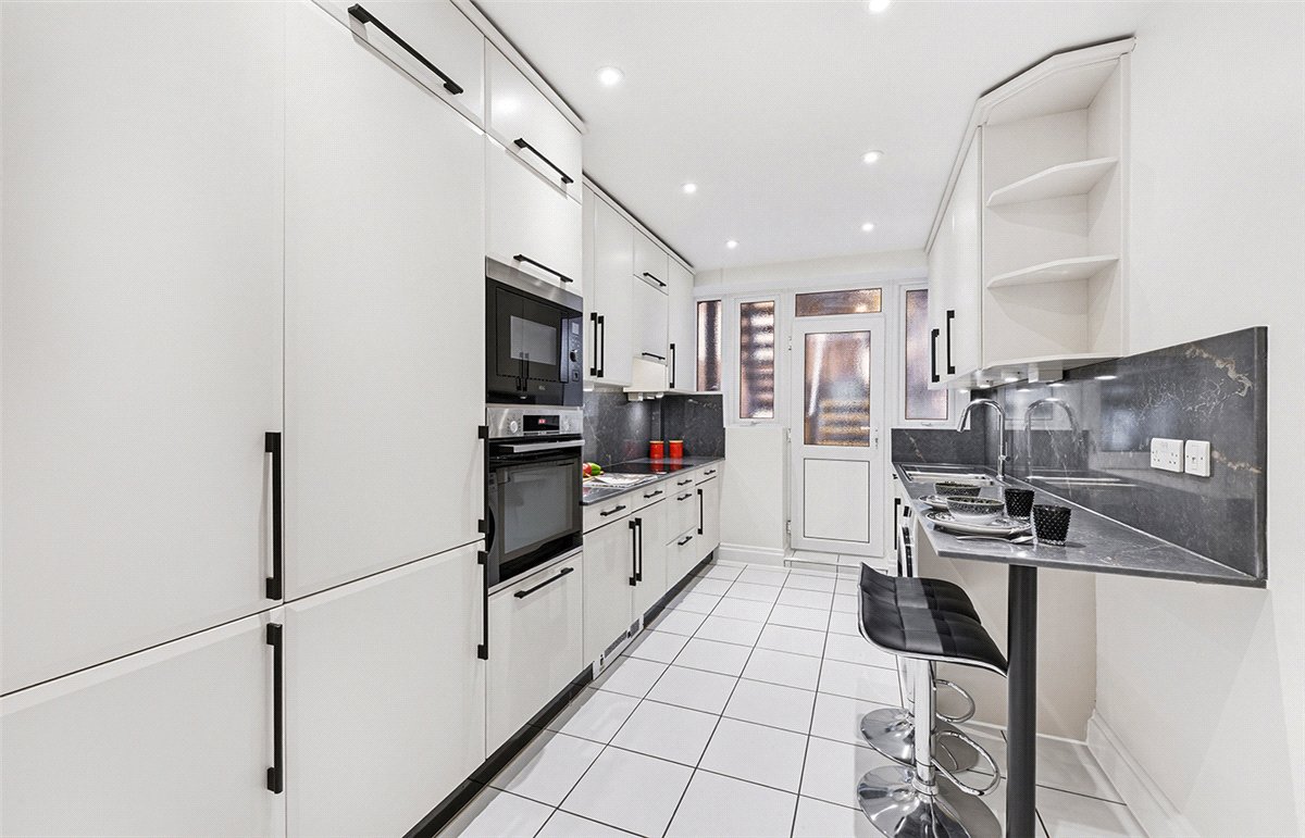 3 bedroom Flat, Stafford Court, Kensington High Street, W8 - Available, Image 9