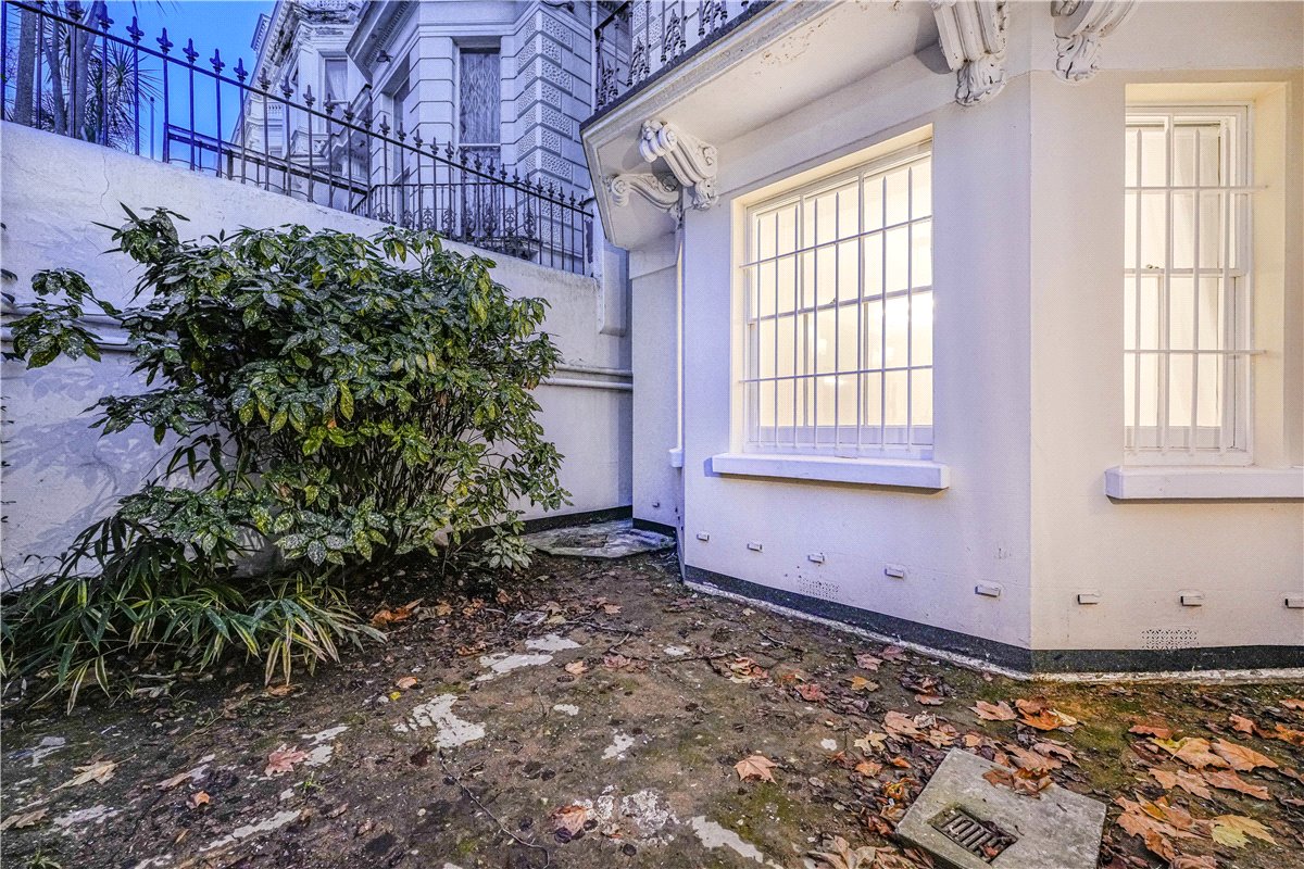 3 bedroom Flat, Holland Park, London, W11 - Available, Image 2