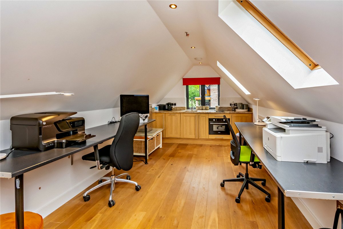 4 bedroom House, Oxford Road, Donnington, RG14 - Available, Image 1