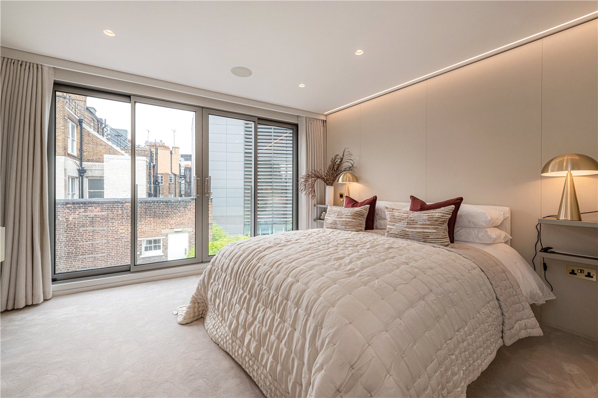 3 bedroom Maisonette, South Molton Street, Mayfair, W1K - Available, Image 15