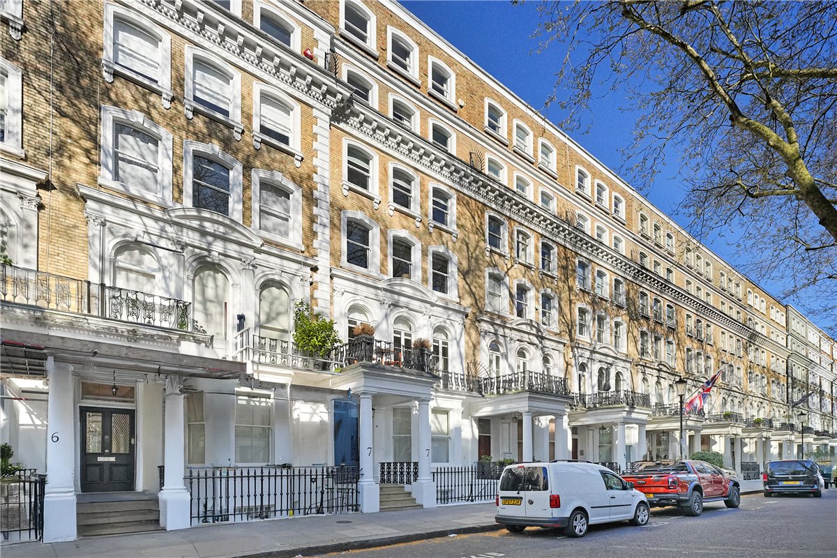 2 bedroom Maisonette, Beaufort Gardens, Knightsbridge, SW3 - Available, Image 2