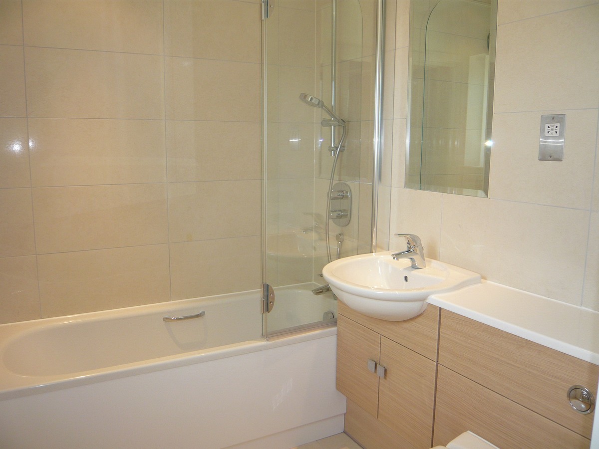 2 bedroom Flat, Park Way, Newbury, RG14 - Available, Image 6