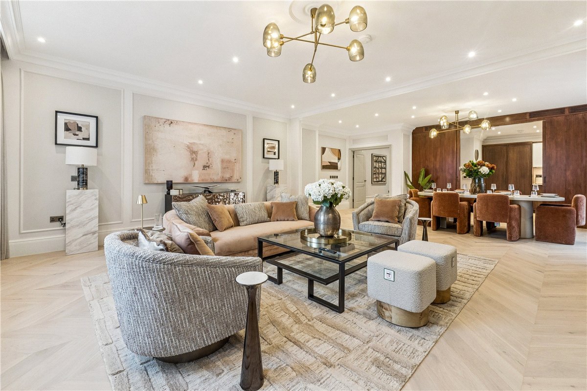 3 bedroom Maisonette, Stratton Street, Mayfair, W1J - Available, Image 6