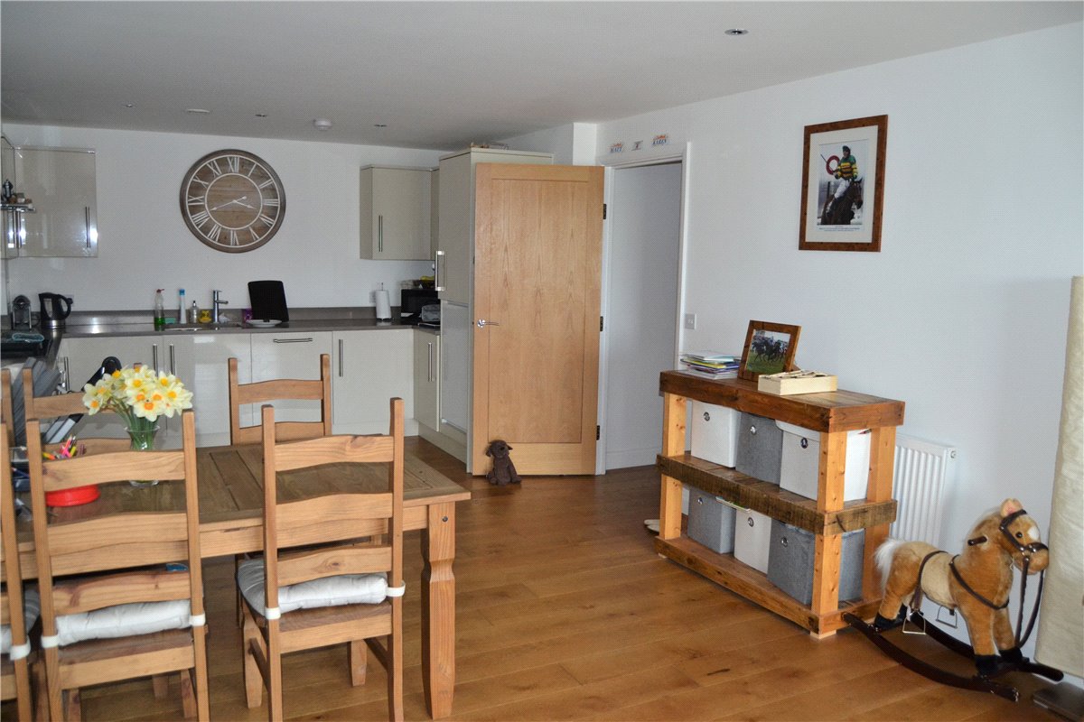 2 bedroom Flat, Racecourse Road, Newbury, RG14 - , Image 4