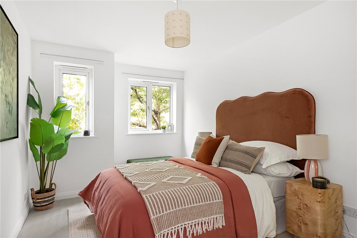 2 bedroom Flat, St. James's Drive, London, SW12 - Available