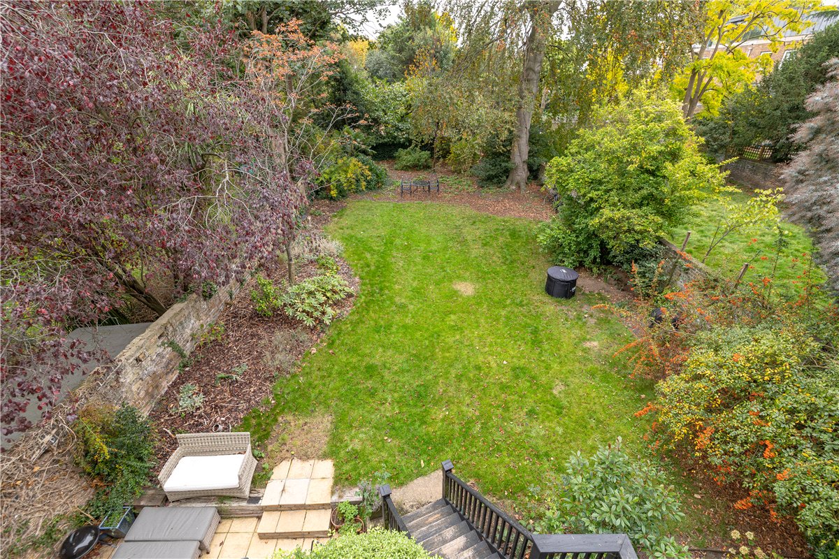 2 bedroom Flat, North Side  Wandsworth Common, London, SW18 - Sold STC, Image 3