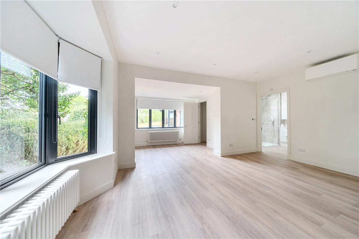 3 bedroom Bungalow, Cardigan Road, Marlborough, SN8 - Available, Image 5