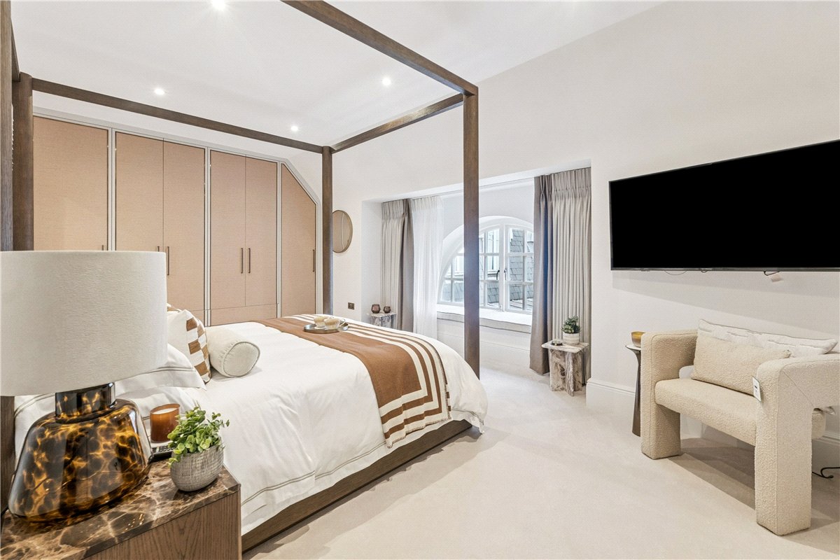 3 bedroom Maisonette, Stratton Street, Mayfair, W1J - Available, Image 14