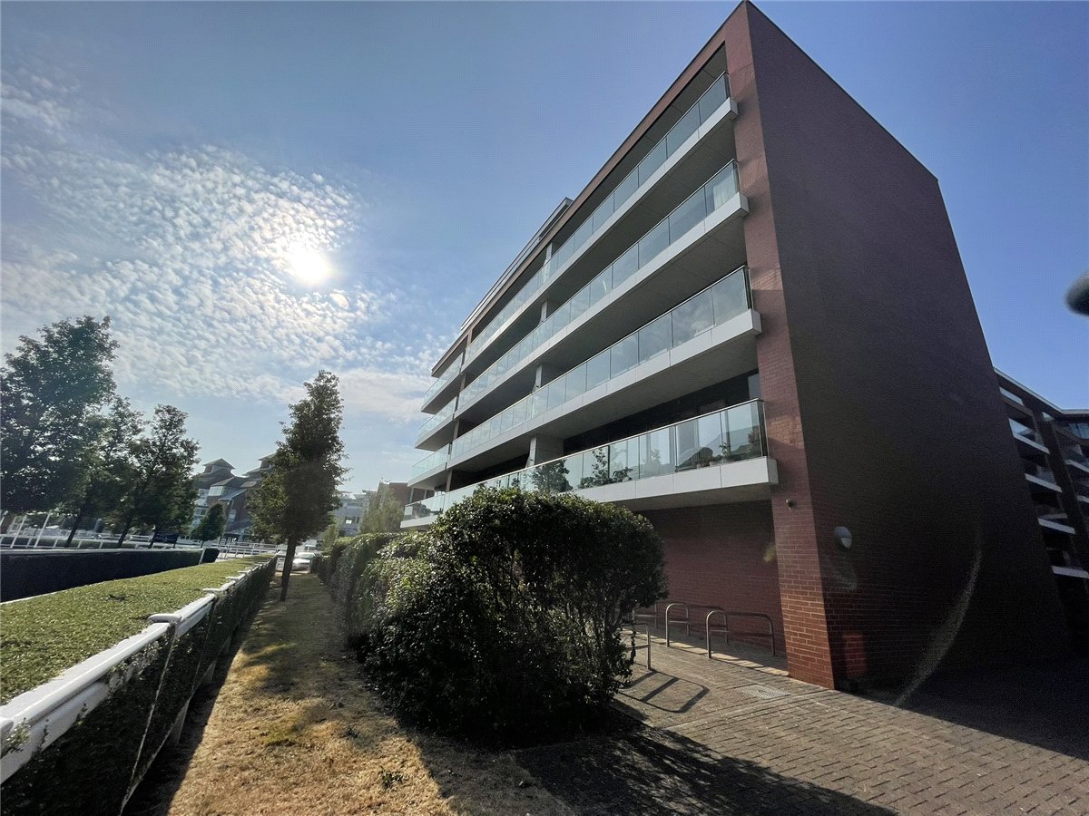 2 bedroom Flat, Racecourse Road, Newbury, RG14 - 