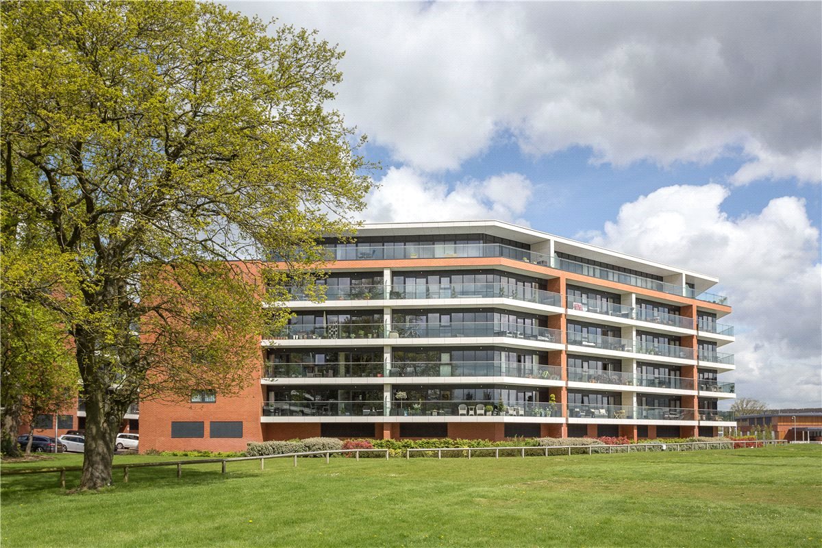 2 bedroom Flat, Racecourse Road, Newbury, RG14 - 