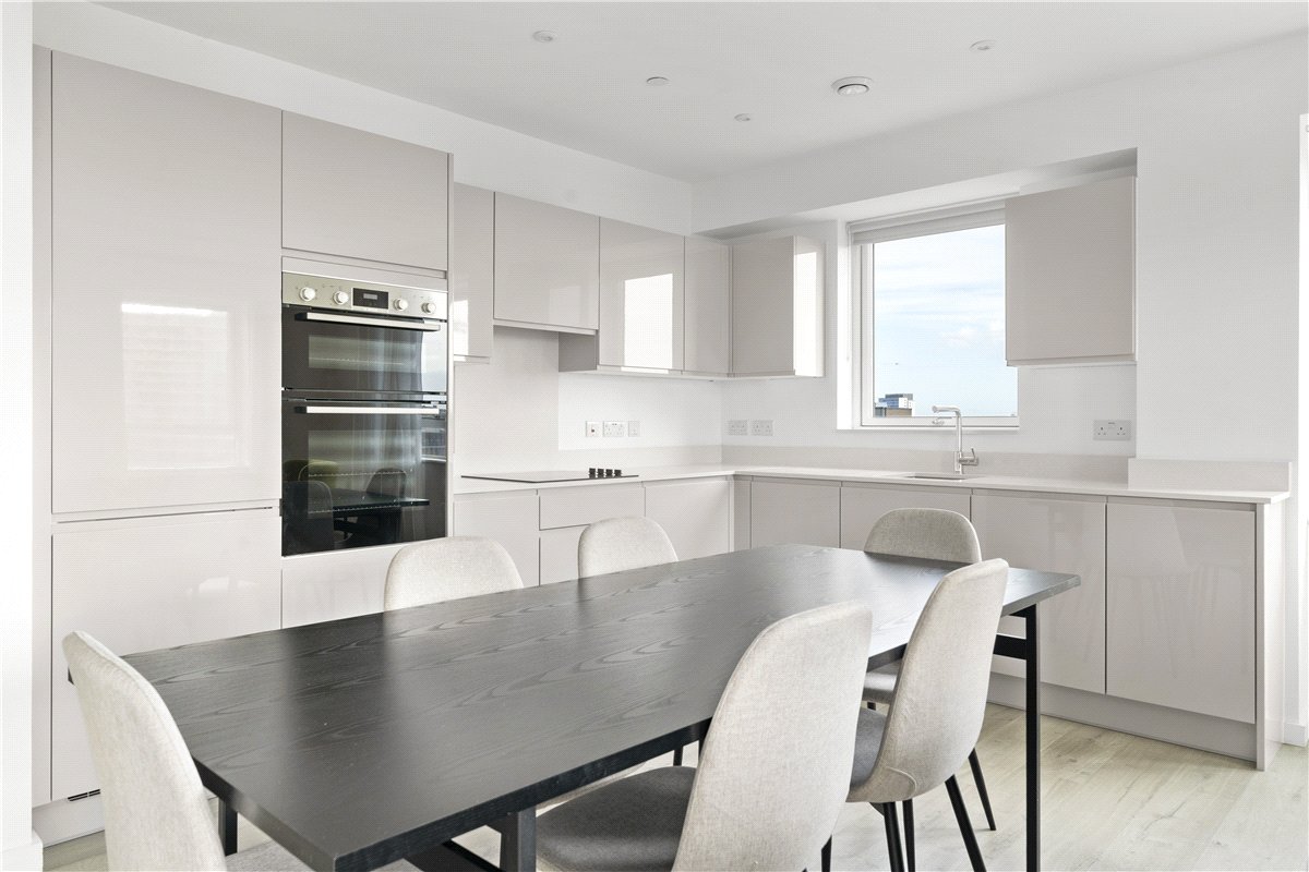 3 bedroom Flat, Heartwell Avenue, London, E16 - Available