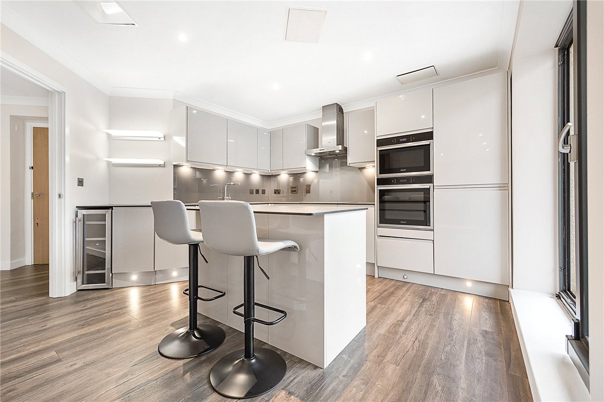 2 bedroom Flat, Canal Boulevard, Camden, NW1 - 