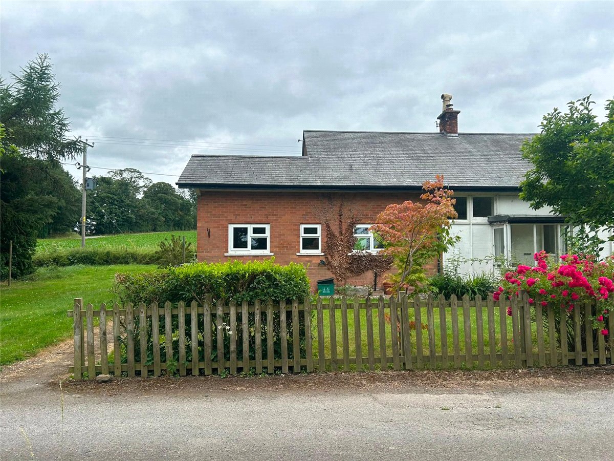 3 bedroom House, Overton Road, Ruabon, LL14 - Available