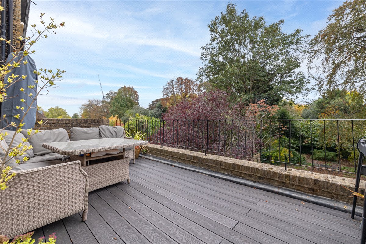 2 bedroom Flat, North Side  Wandsworth Common, London, SW18 - Sold STC, Image 2