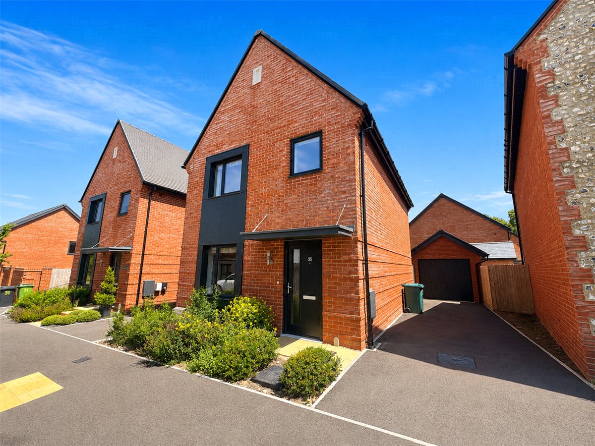 3 bedroom House, Flagpond Road, Whiteley, PO15 - Available