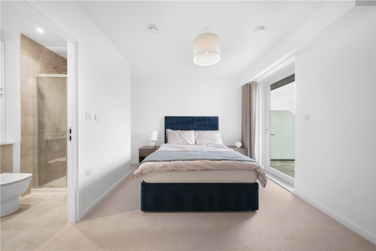 3 bedroom Flat, Heartwell Avenue, London, E16 - , Image 2