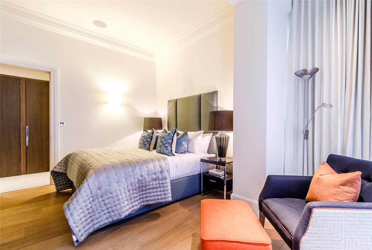 3 bedroom Flat, Duke Street, Mayfair, W1K - Available, Image 8