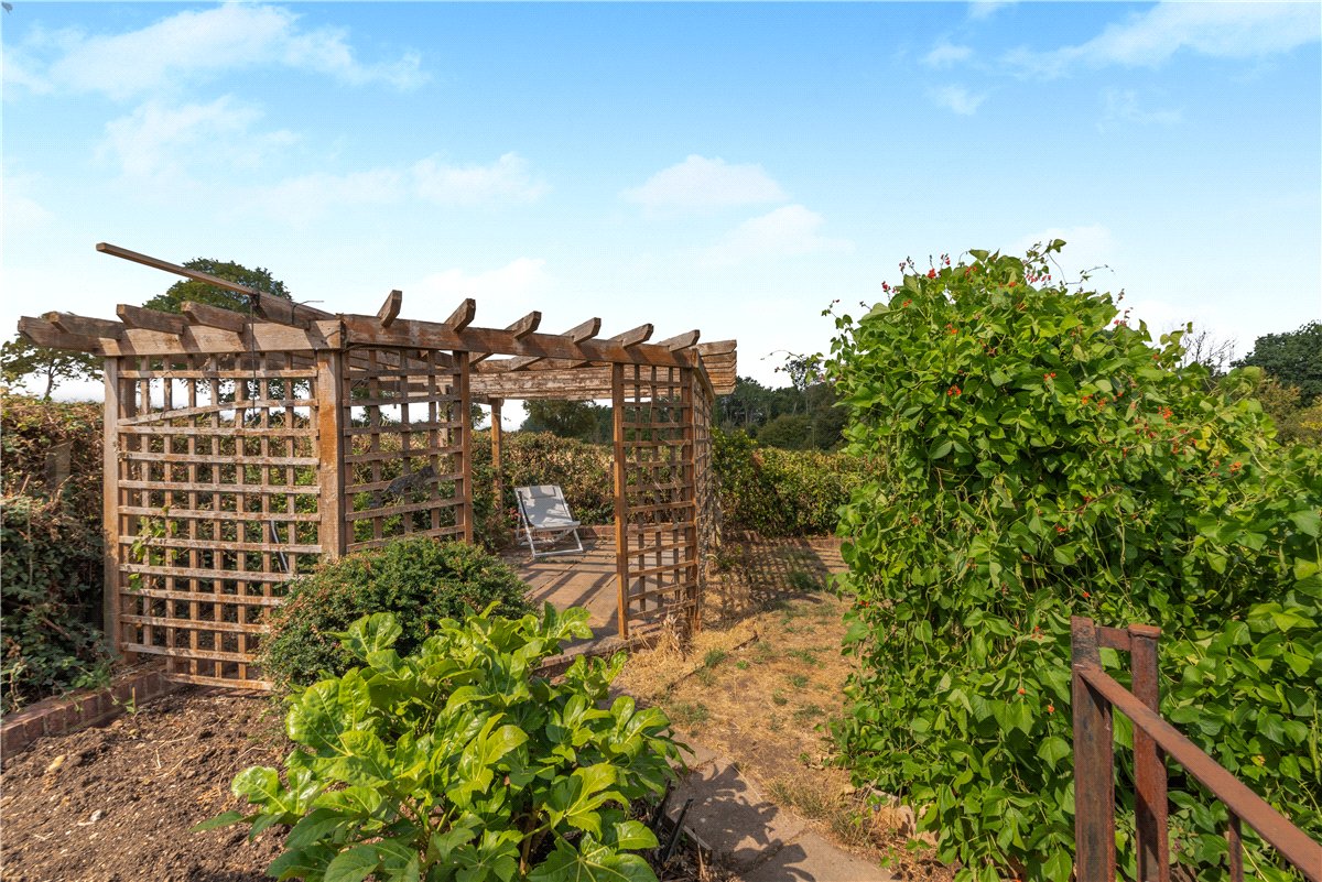 3 bedroom House, Roberts Road, Barton Stacey, SO21 - Available, Image 8